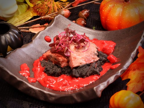 ローストビーフ(赤ビーツソースと黒マッシュポテト)